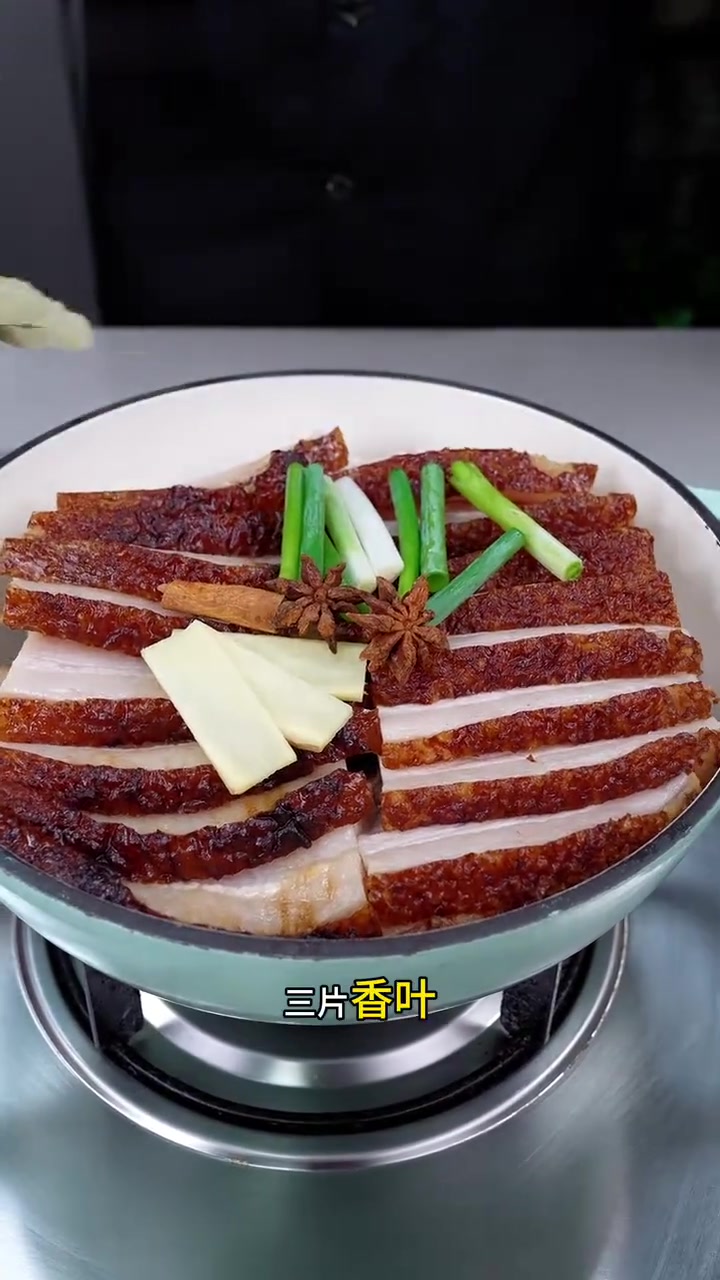 把五花肉放锅里煮一煮,出锅就是很多人都爱吃的经典美食,软软糯糯的,肥而不腻,全家都爱吃,一