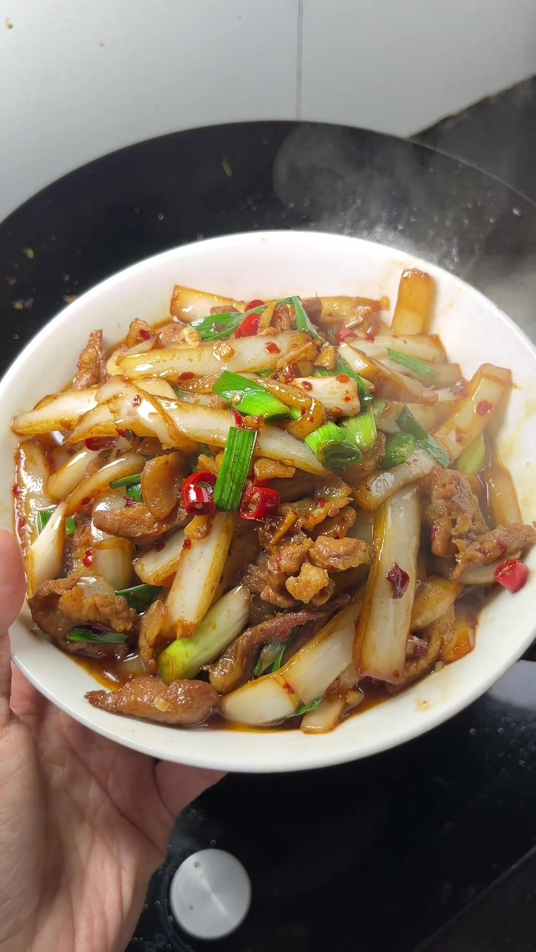 以后像这种白菜杆子不要扔掉了,像我这样做个菜杆炒肉,真的老下饭了!