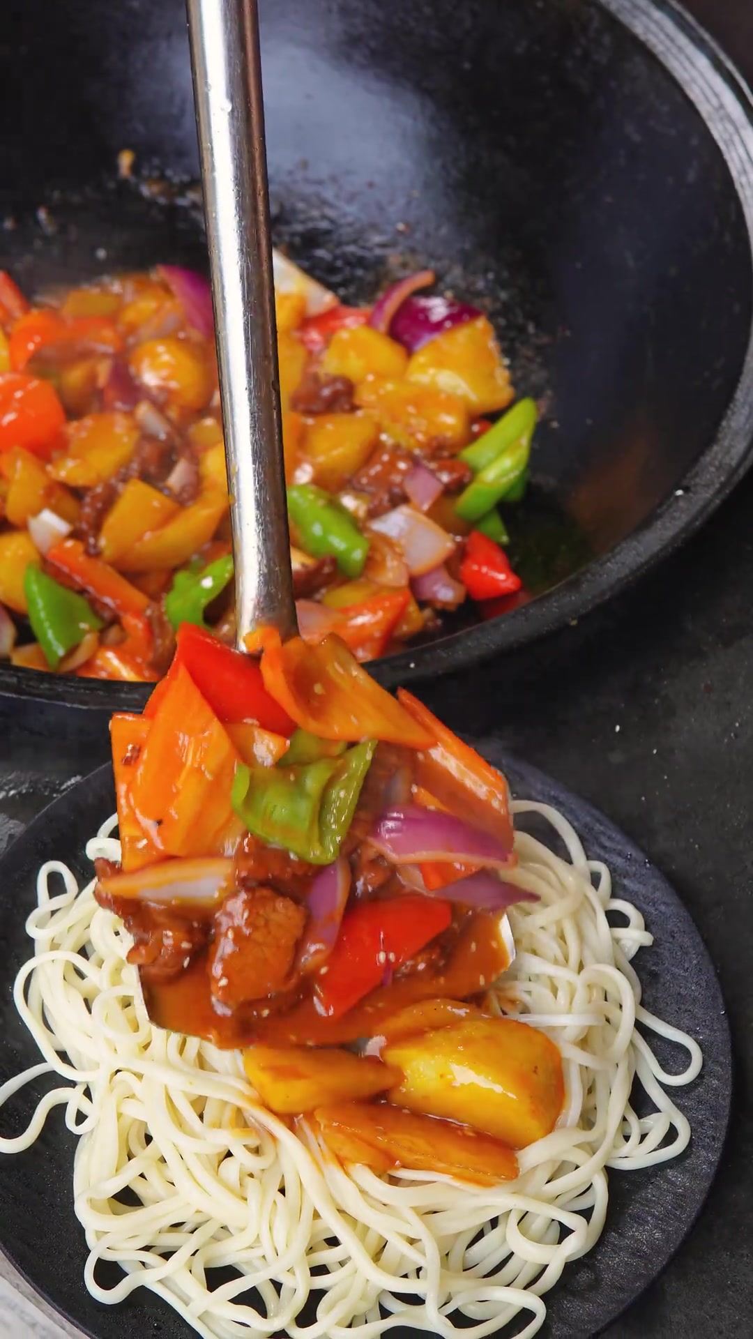 牛肉扎实、土豆绵软、面条筋道,一口暖胃又满足