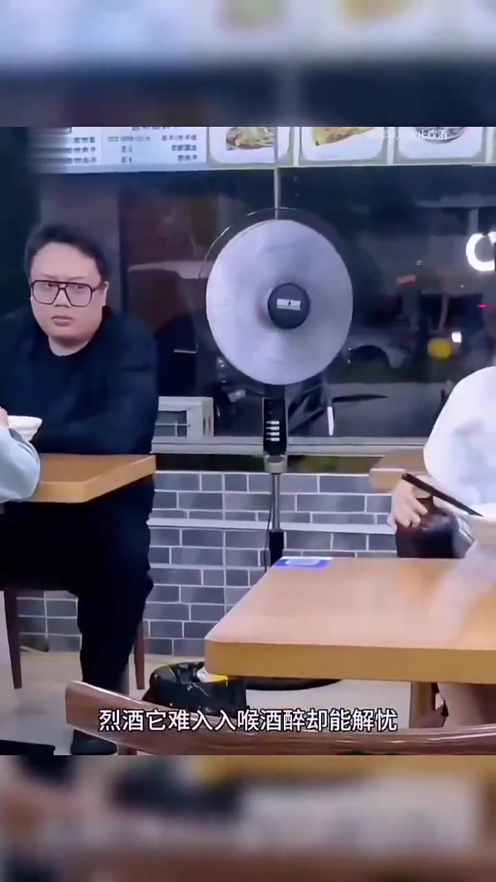 东北大哥大口吃肉大碗喝酒，把顾客看呆了！