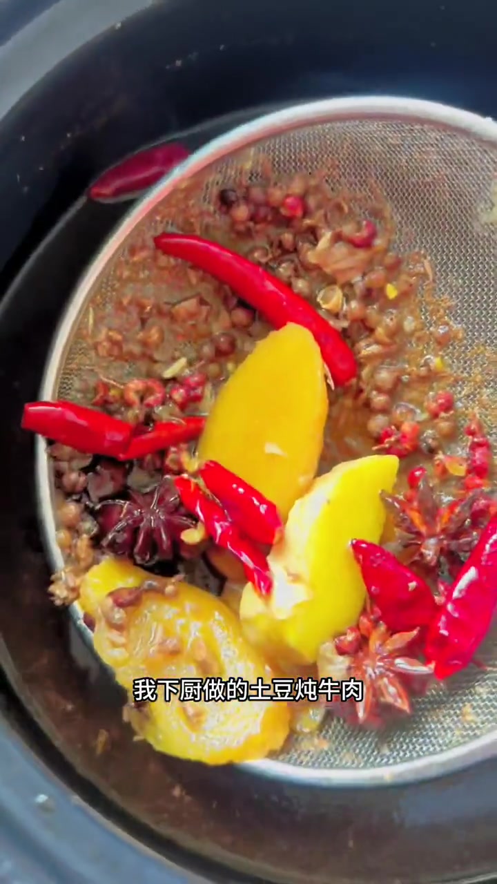 老婆说想吃土豆炖牛肉了，今天我下厨，韭菜炒鸡蛋，豆芽炒灌肠，老婆开心就好！