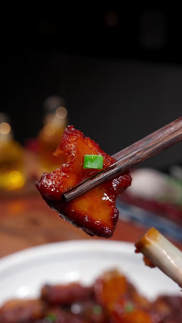 红烧排骨很多人都爱吃，今天分享一个简单又实用的家常做法。做出来的排骨软烂脱骨，酱香浓郁！