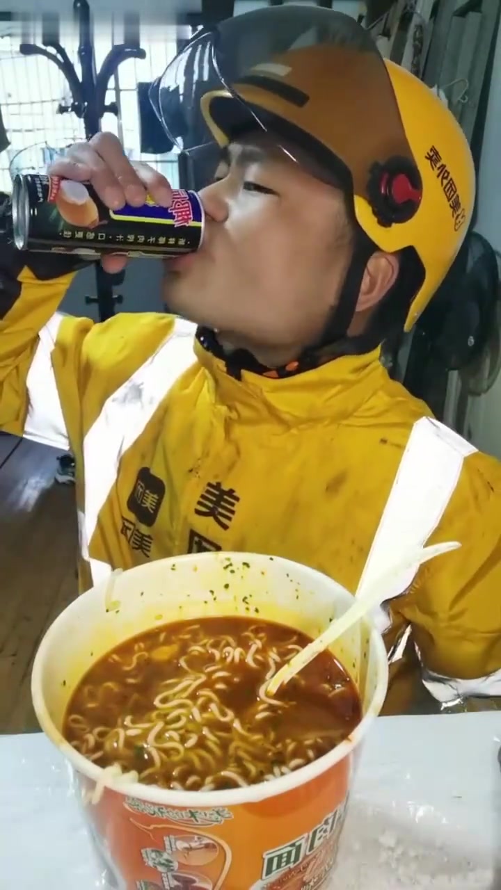 你们的泡面又又又吃错了,隐藏吃法鸭腿泡面意外流出