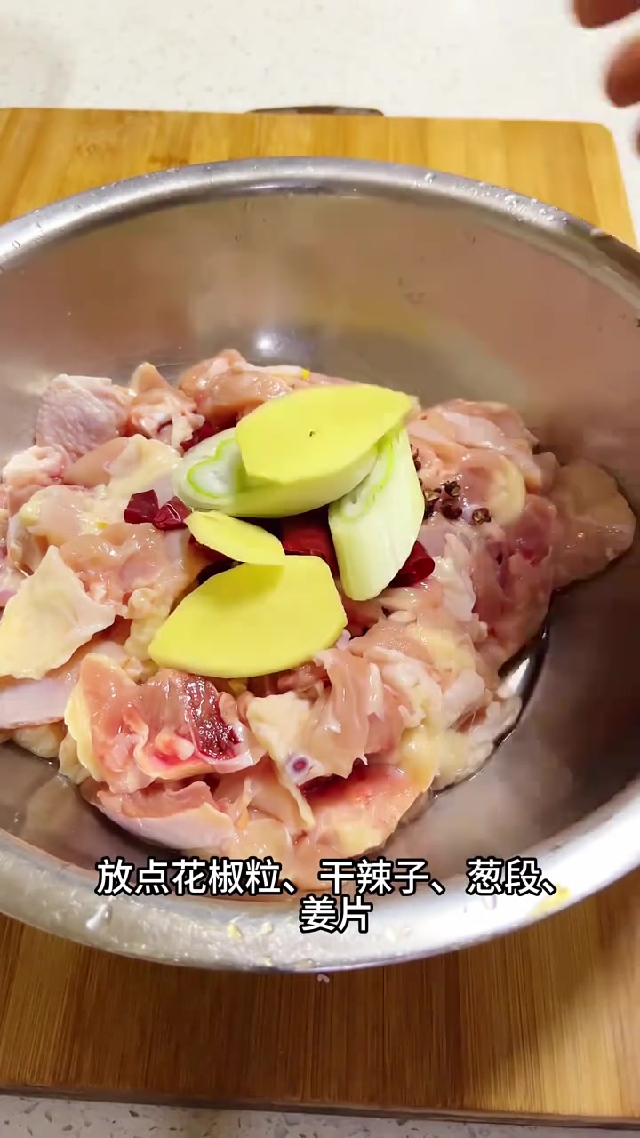 陕西传统特色美食—黄焖鸡蒸碗