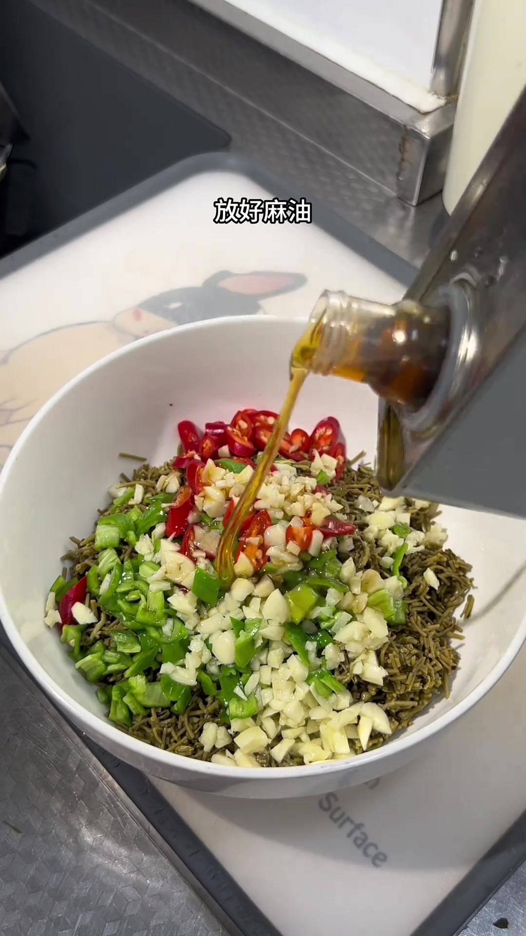老乡们,这盘凉拌你们爱吃吗?现在菱角菜脆嫩爽口不管凉拌爆炒都好吃呀!