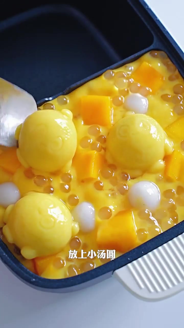 蛋仔派对双拼奶茶鸳鸯锅搭配猪猪包,尊嘟太好吃啦!蛋搭子冲们!