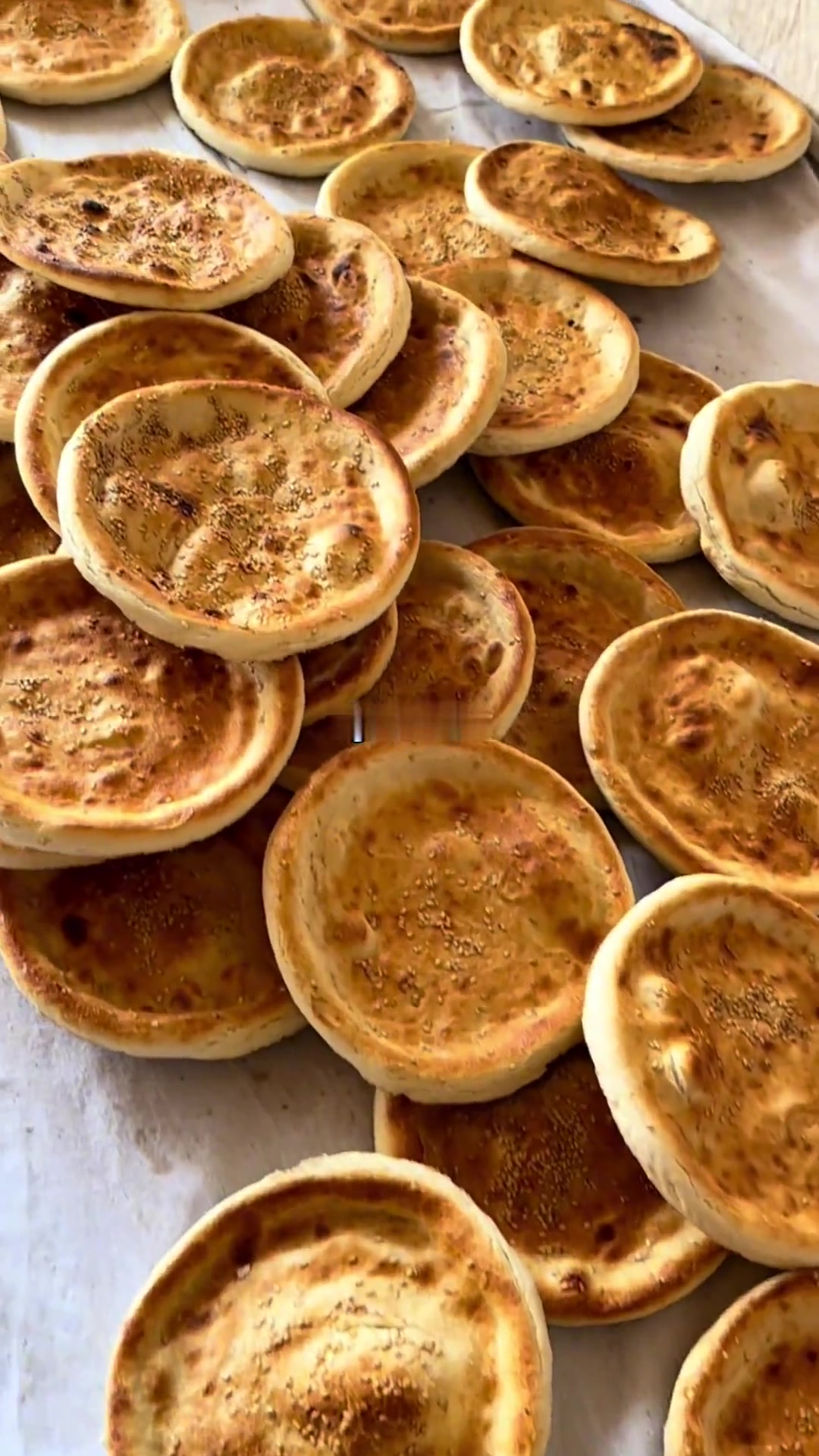 山东滕州特色美食，炭火烤制的芝麻小烧饼，1块钱一个，趁热吃香迷糊了！