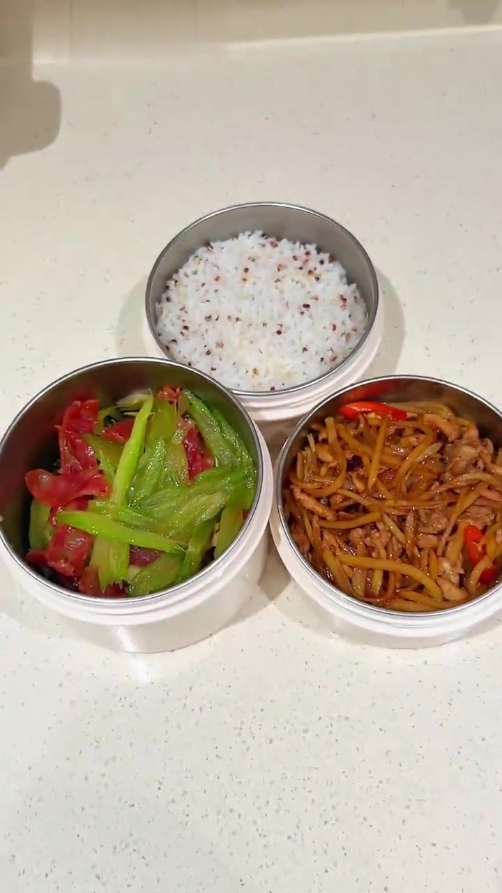 超级快速的小炒,腊肠炒西芹、土豆丝炒肉