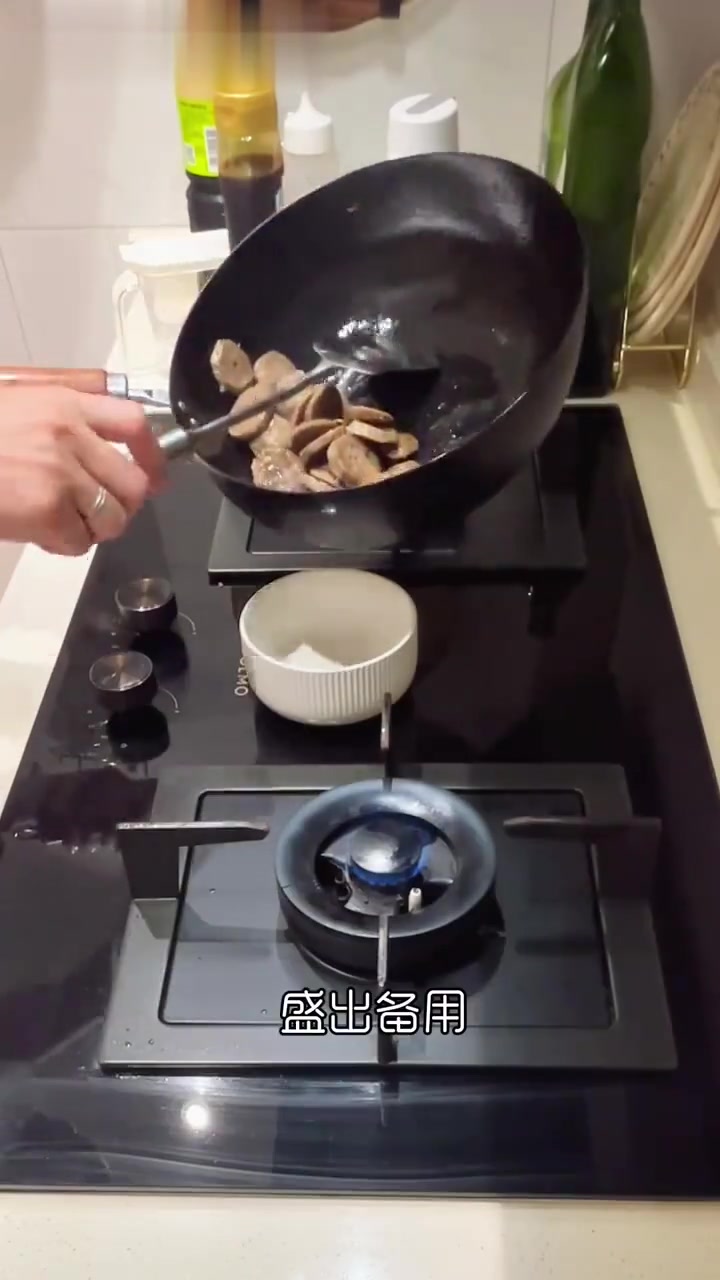 咸菜豆芽炒肉、牛肉丸炒青椒