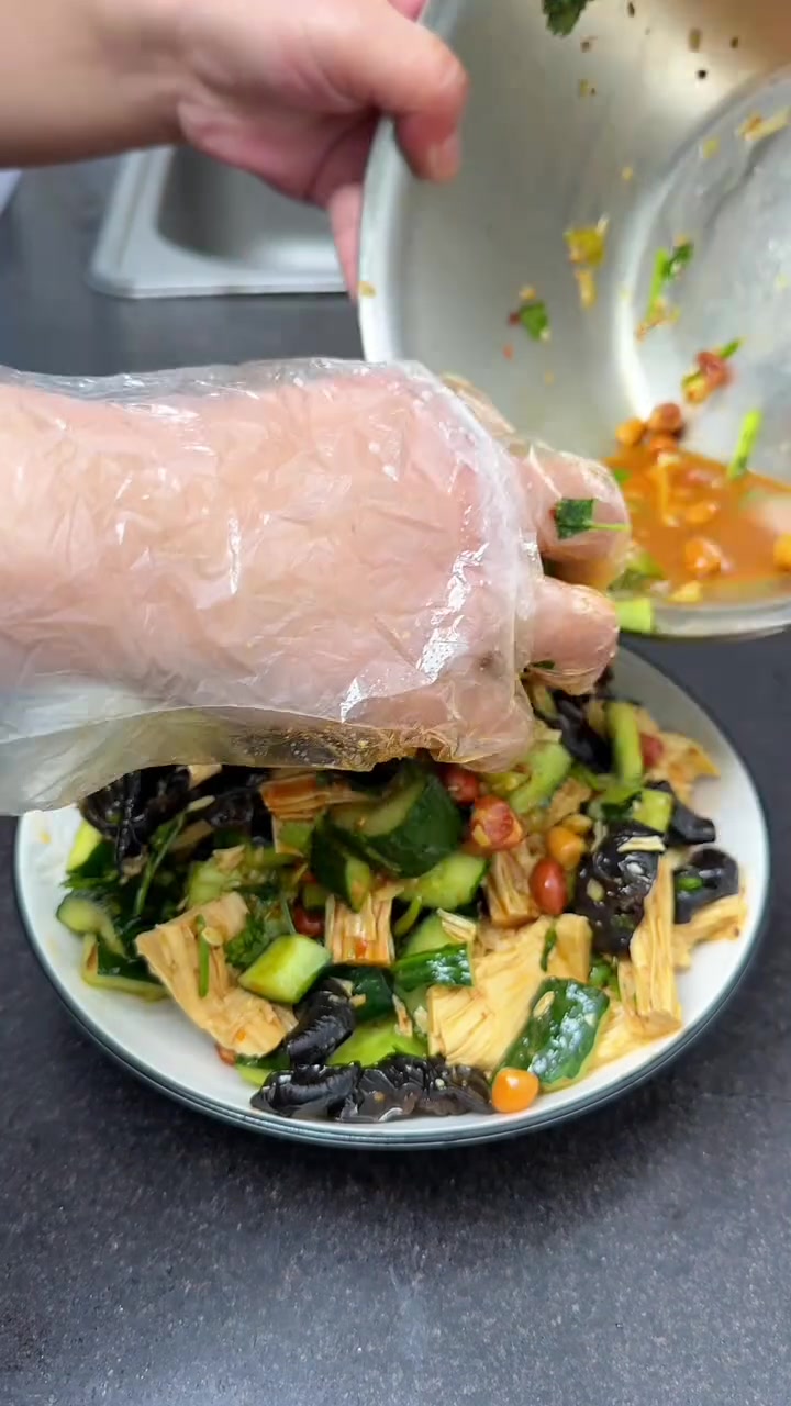 今日新学拉面技能,辣皮子拌面超过瘾