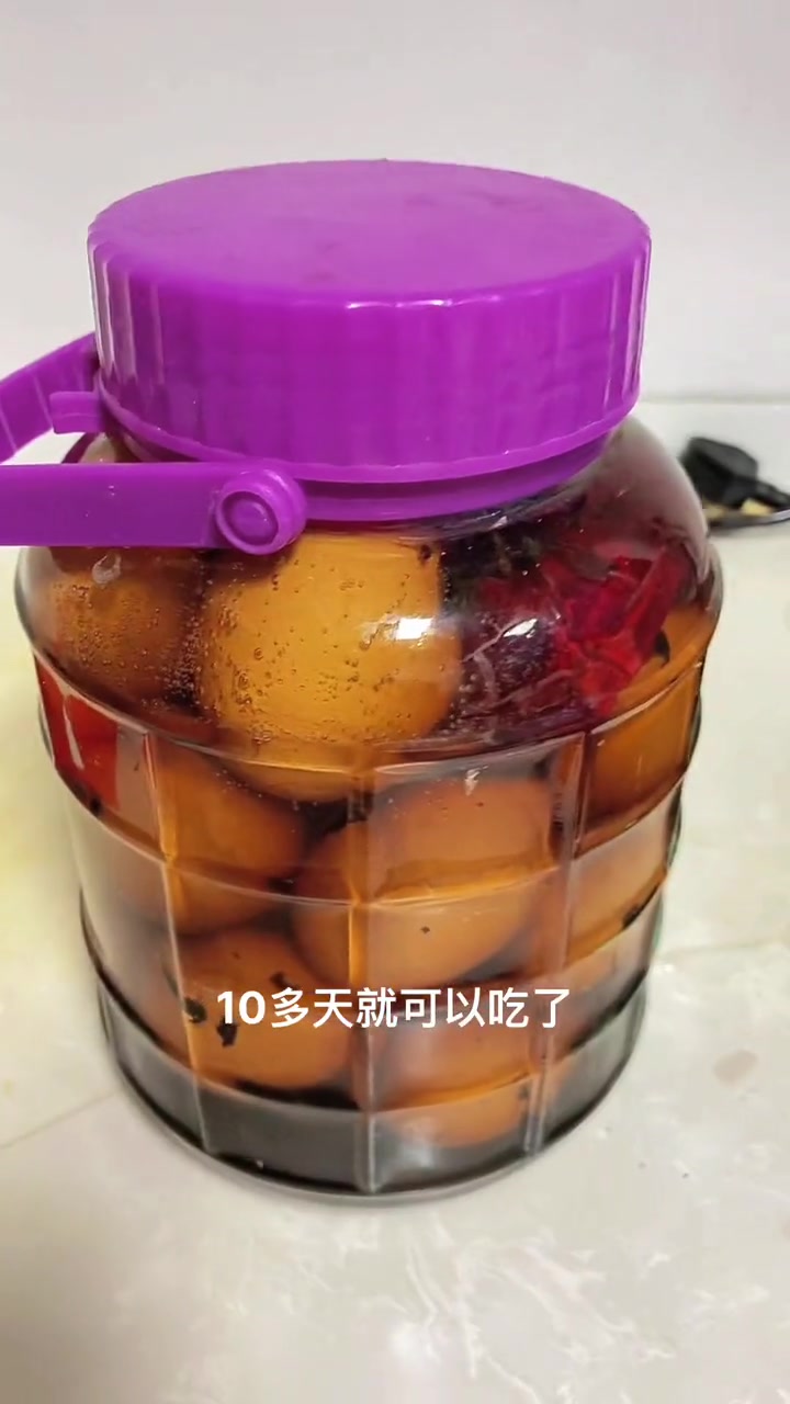 腌制的咸鸡蛋个个冒油