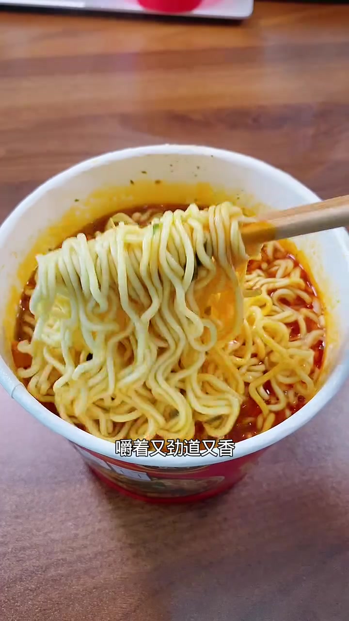经典红烧牛肉面,到手6桶,算下来一桶一块多,饿了馋了随时来一桶