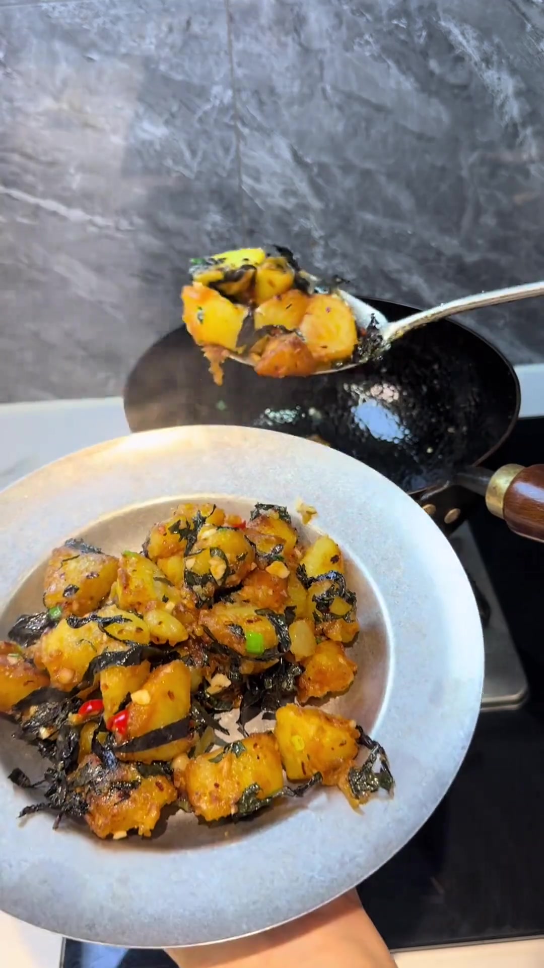 今天又吃湖南特色菜:大刀牛肉,紫苏煎土豆,酸菜炒粉皮