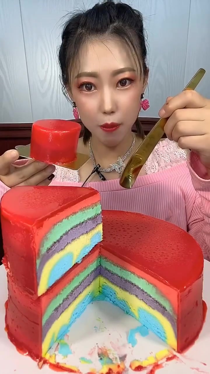红色马卡龙慕斯蛋糕来咯 吃了甜食会开心