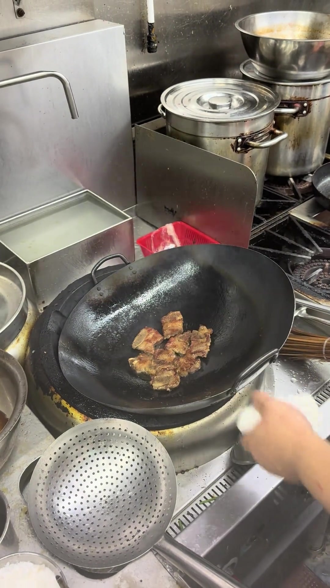 黑椒牛仔骨黑椒牛仔骨是一道香港惹味的小菜,黑椒與美極的配搭更是絕配,煎牛仔骨不可以過火,火