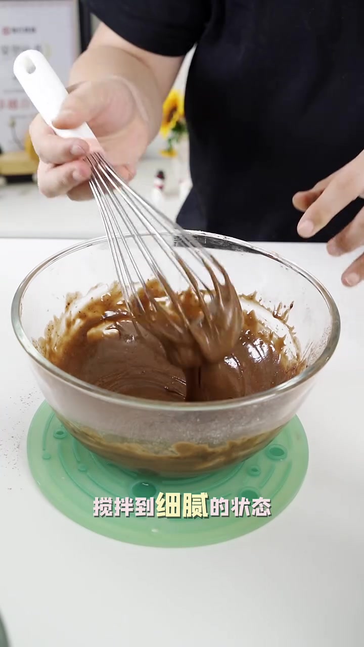 巧克力爆浆蛋糕，四寸刚刚好，小到可以捧在手心里，大到可以装下所有坏心情的裂缝