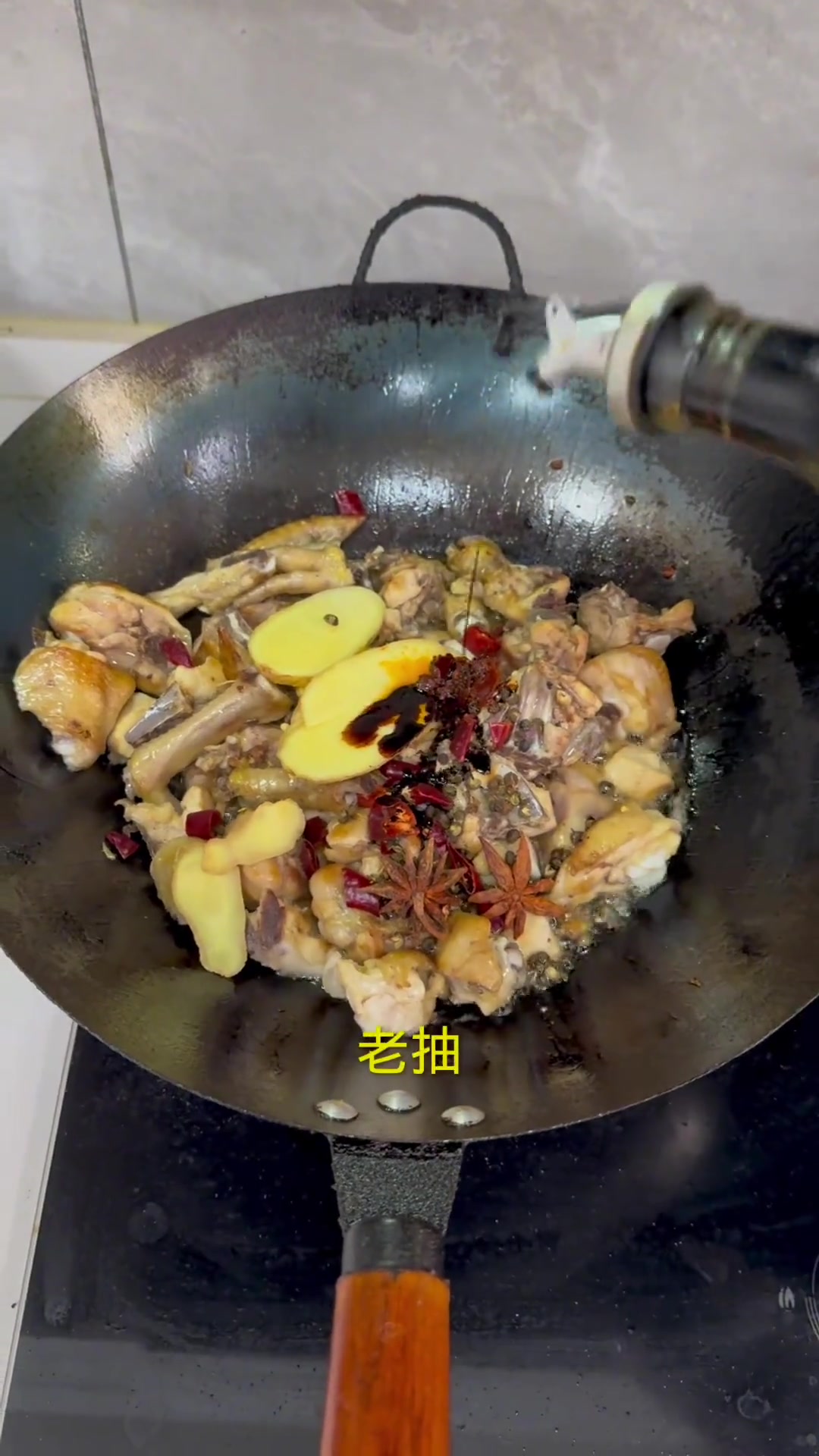 当年这个菜我特别喜欢,无论下饭下酒都是很棒的,今天分享给大家,土豆炖鸡