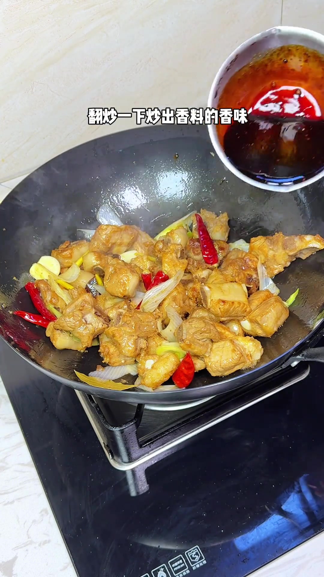 香喷喷热腾腾的排骨土豆炖粉条!粉条吸满了汤汁,Q弹爽滑