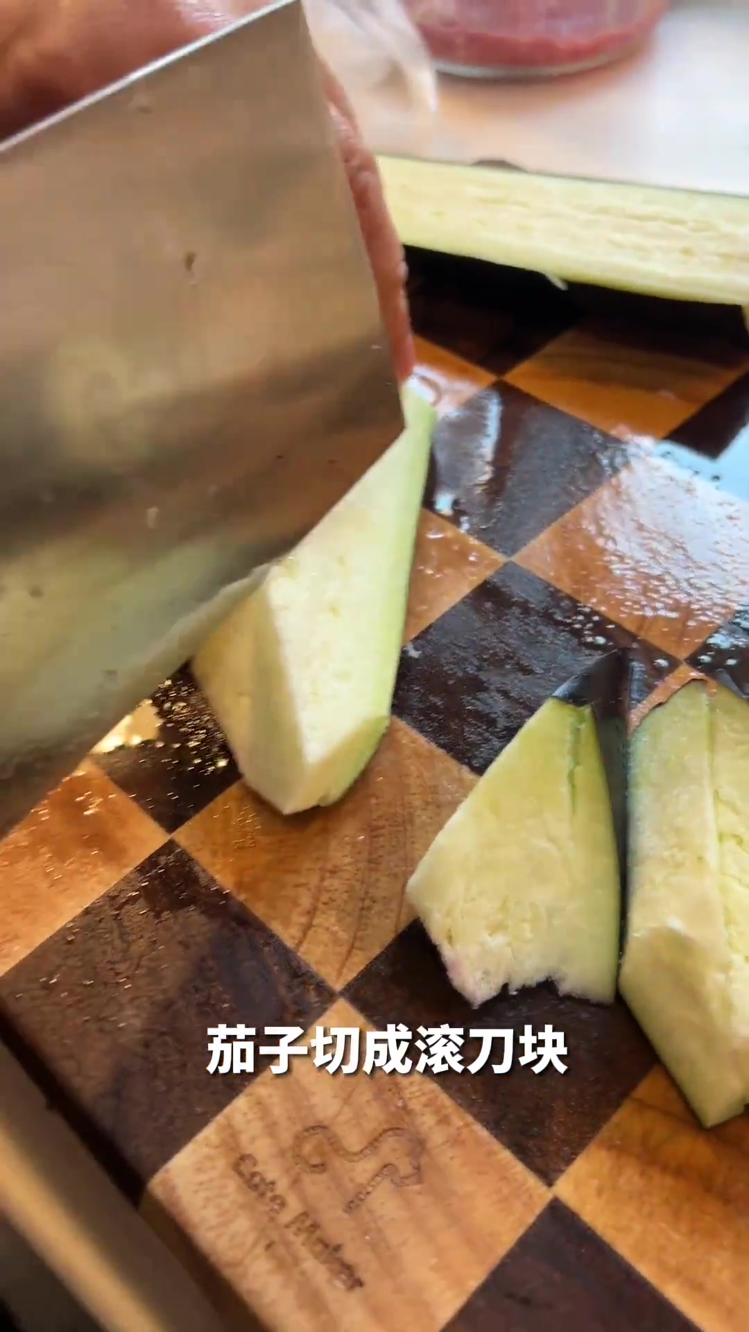 小朋友超爱的土豆茄子炖排骨,搭配冬瓜豆腐蛤蜊汤,营养满满,身体轻松无负担!
