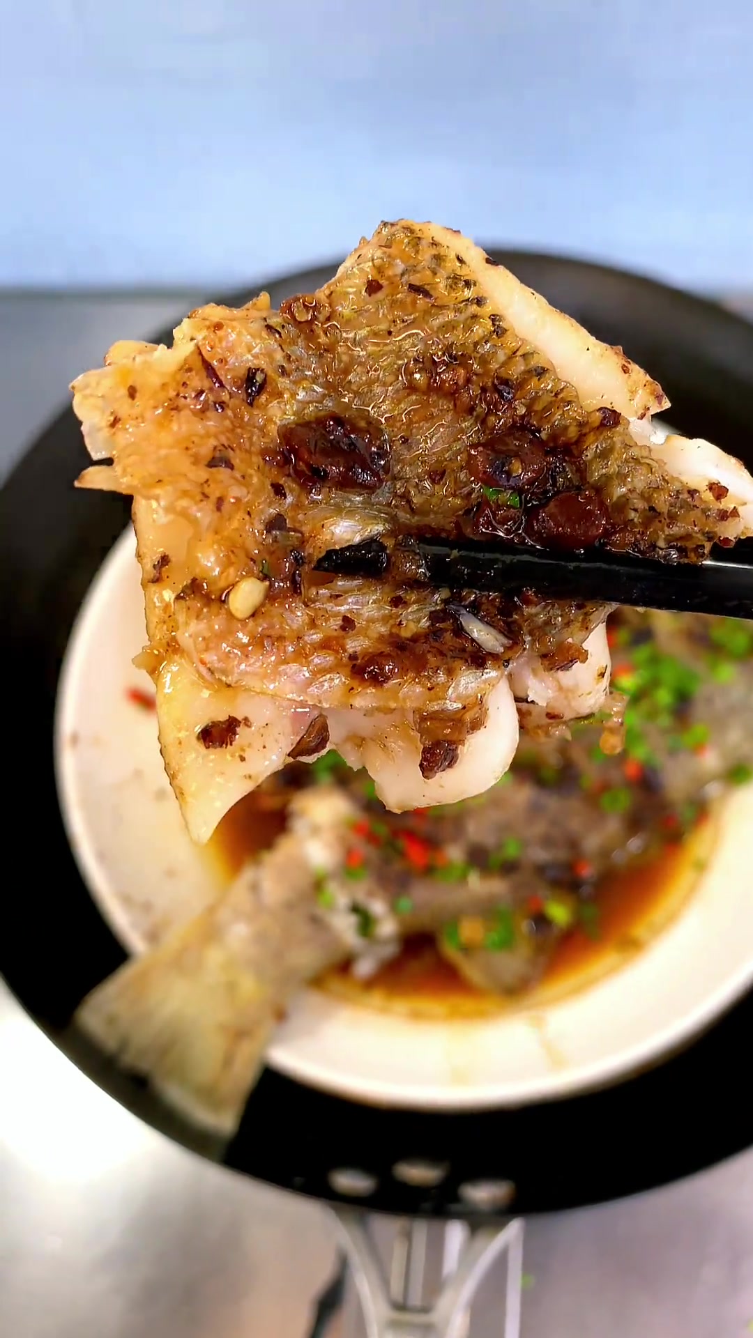 吃腻清蒸鲈鱼?试试这样做,超下饭!