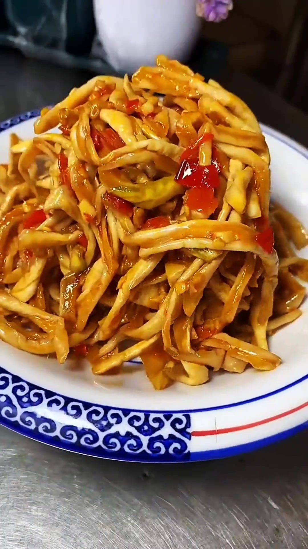 秋后的老黄瓜这样做干咸菜,给肉都不换