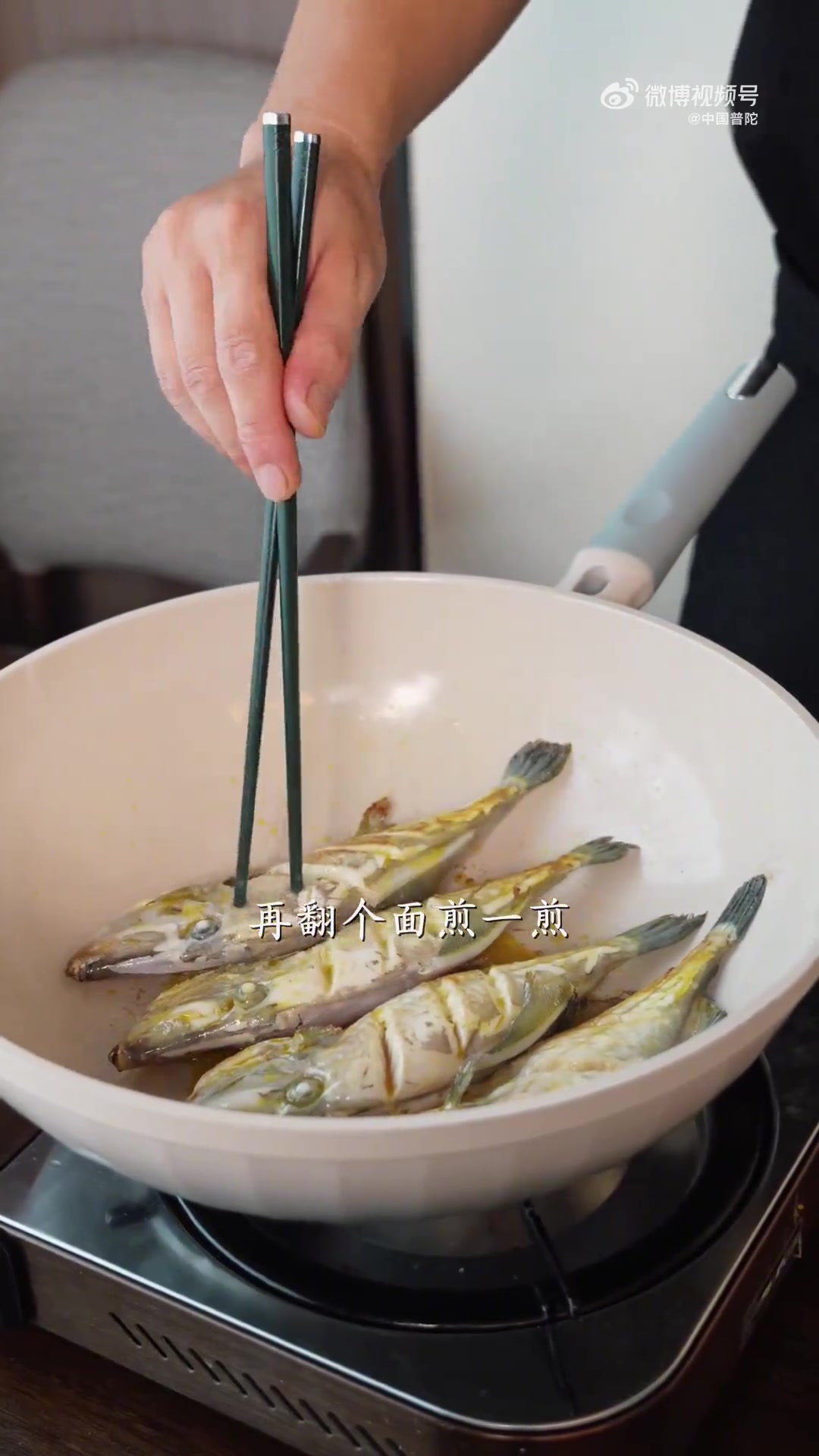 舟山小海鲜的“辣烧狂欢”！活蹦乱跳的剥皮鱼变身辣烧美味，肉质紧实入味，辣得够劲又上头～这时