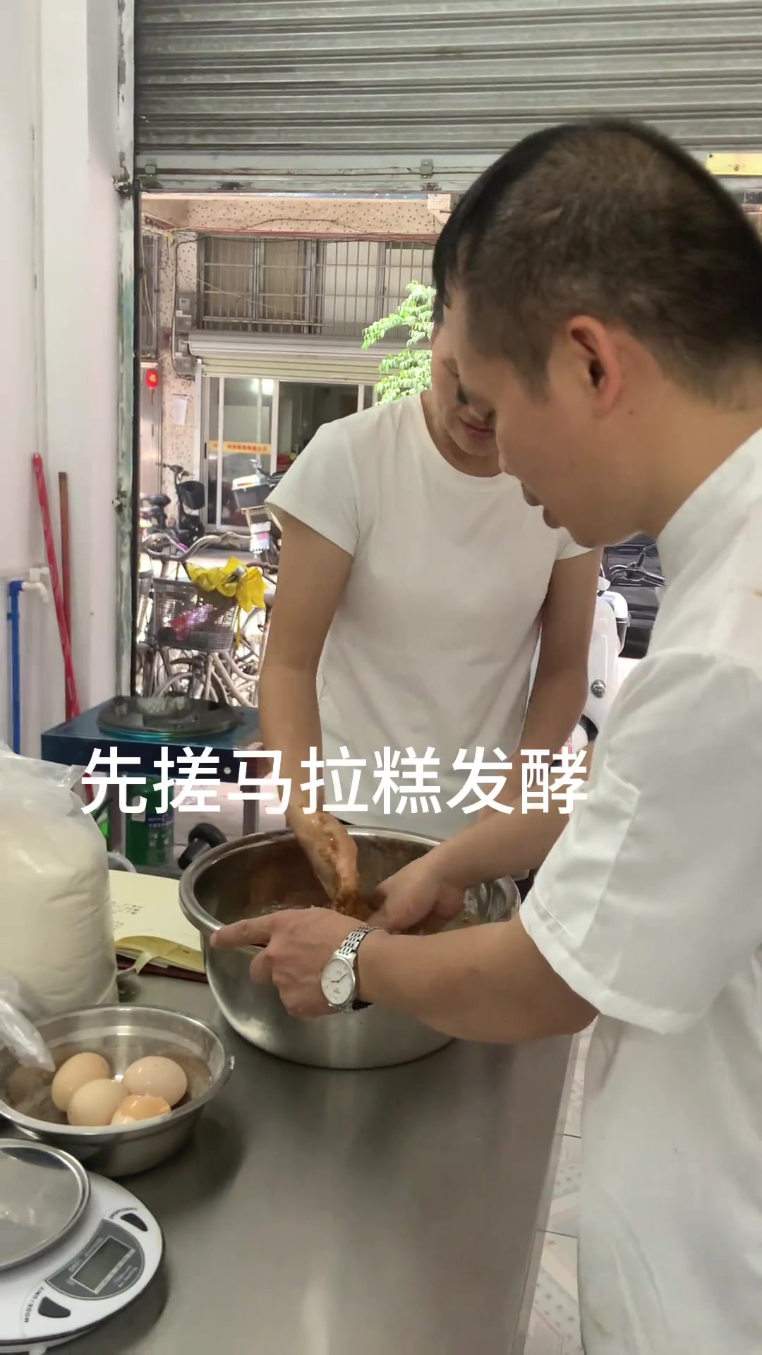 二十多年点心大师傅周老弟分享糯米鸡,古法马拉糕,烧卖干蒸制作流程,今天是个好日子,欢迎广西