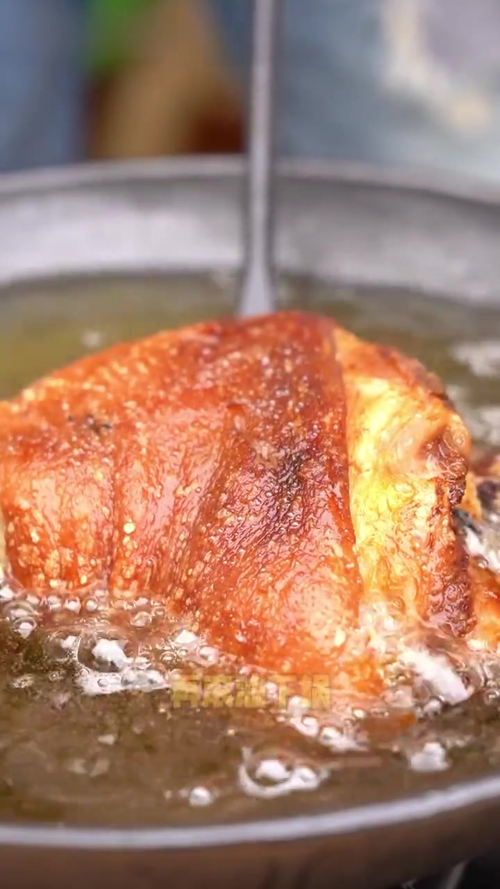 《寻味档案》第1季·云南篇酸汤猪脚米线|云南人善用树番茄、酸柑制作酸汤,清爽的酸味配上蹄花