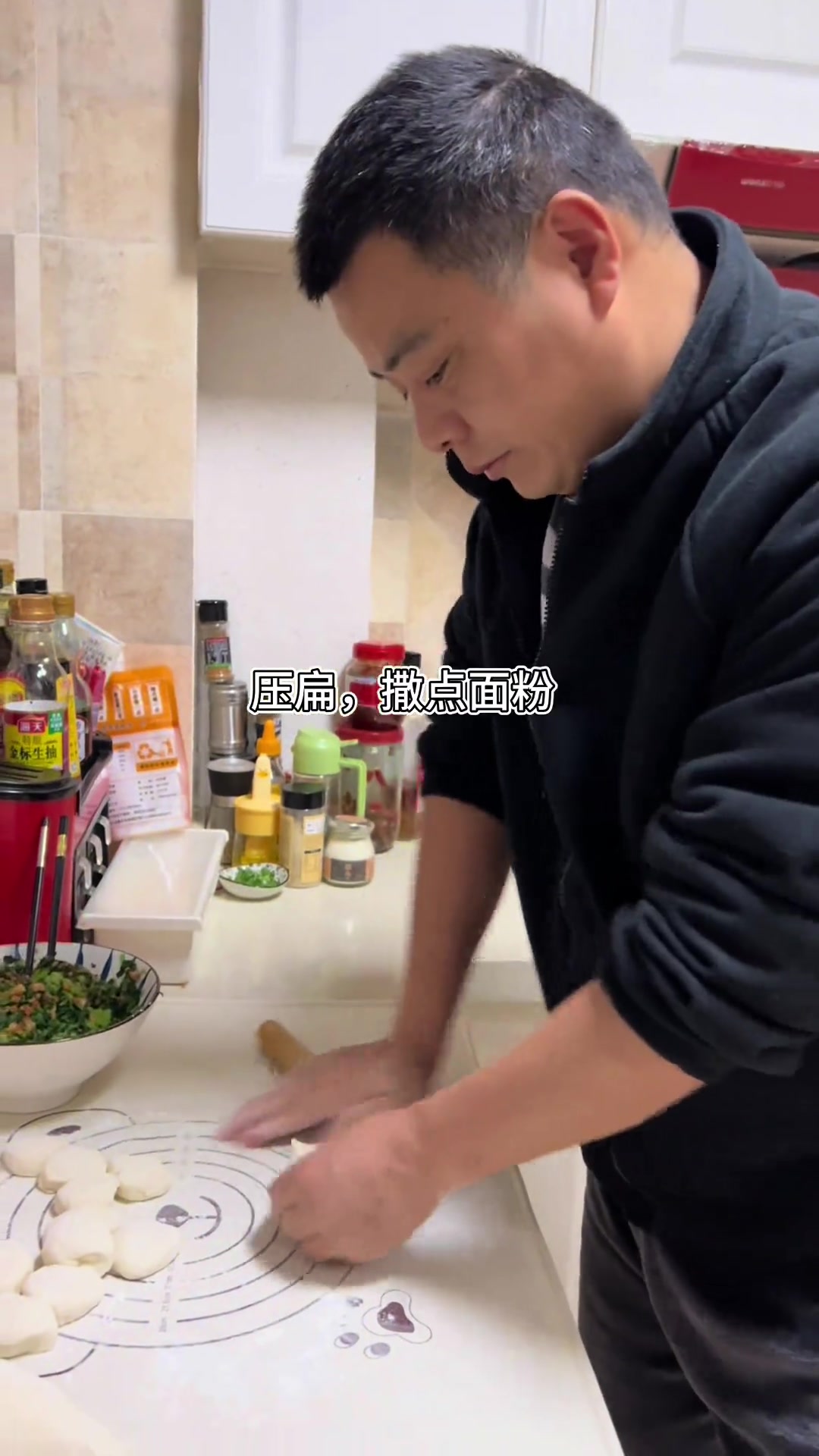 儿子想吃香菇青菜包,全家齐动手味道不错