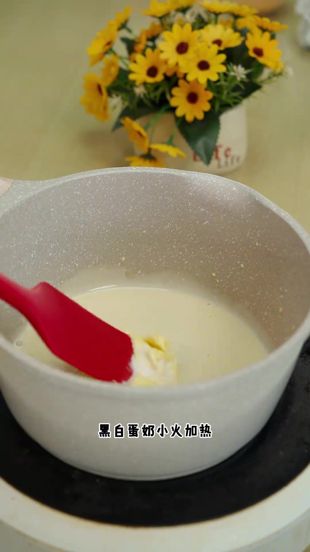 中秋将至，奶香醇厚的广式奶黄月饼做法简单