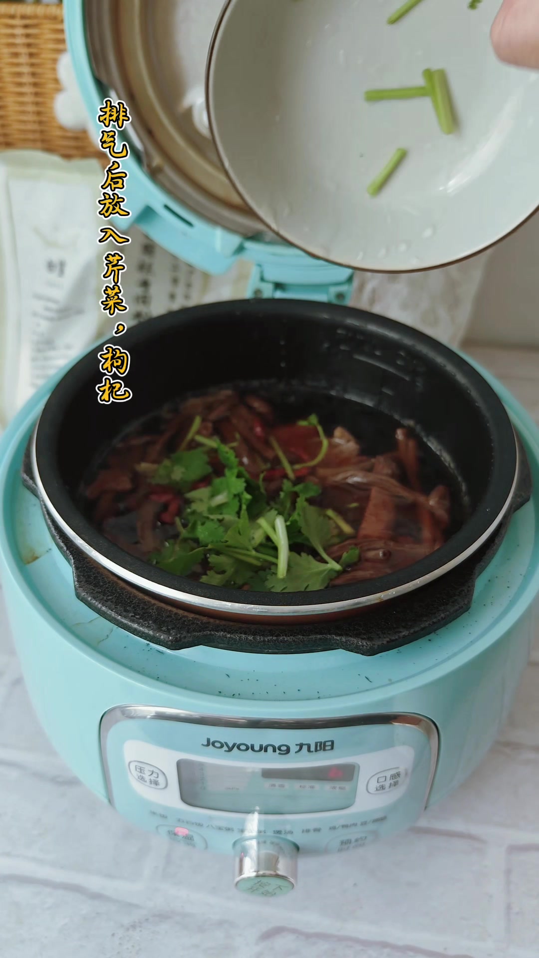 秋天就喝这道汤吧!茶树菇炖鸭