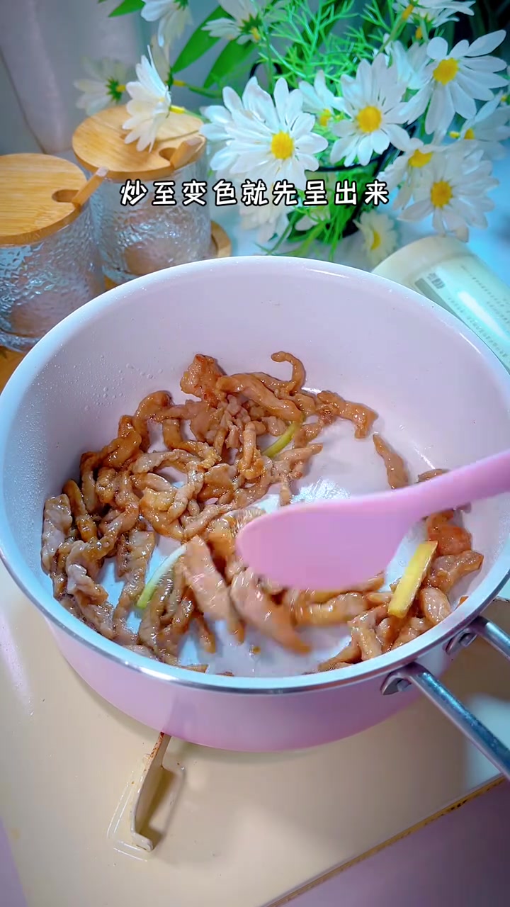 12m+宝宝辅食|香菇炒肉丝 越是简单的家常菜,孩子反而更喜欢吃