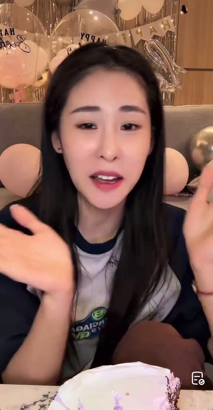 张碧晨生日直播喂粉丝吃蛋糕