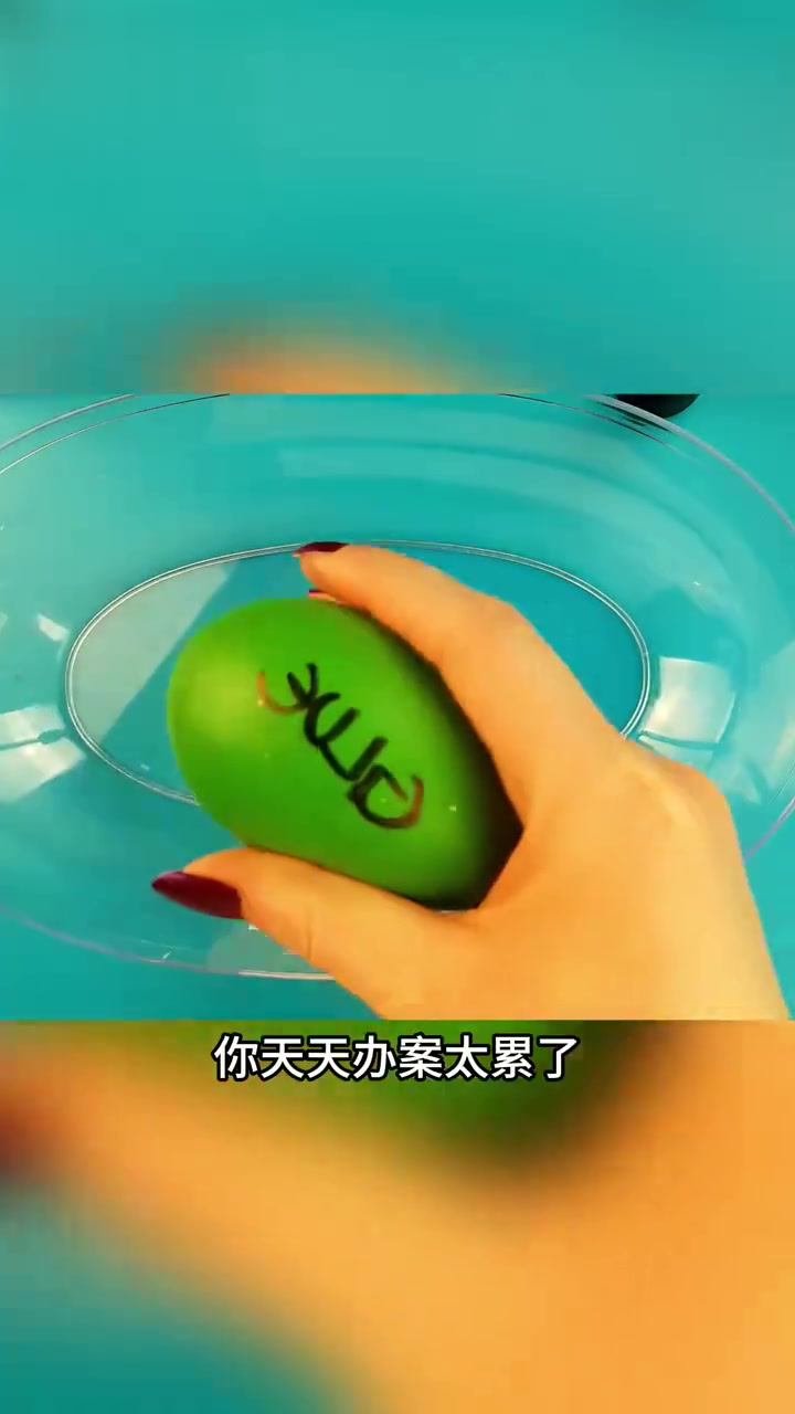 「草莓派」我目睹了在昏暗中,我的妻子颤抖不已,她的马尾辫沾满了尘埃,四肢则被粗糙的麻绳紧紧