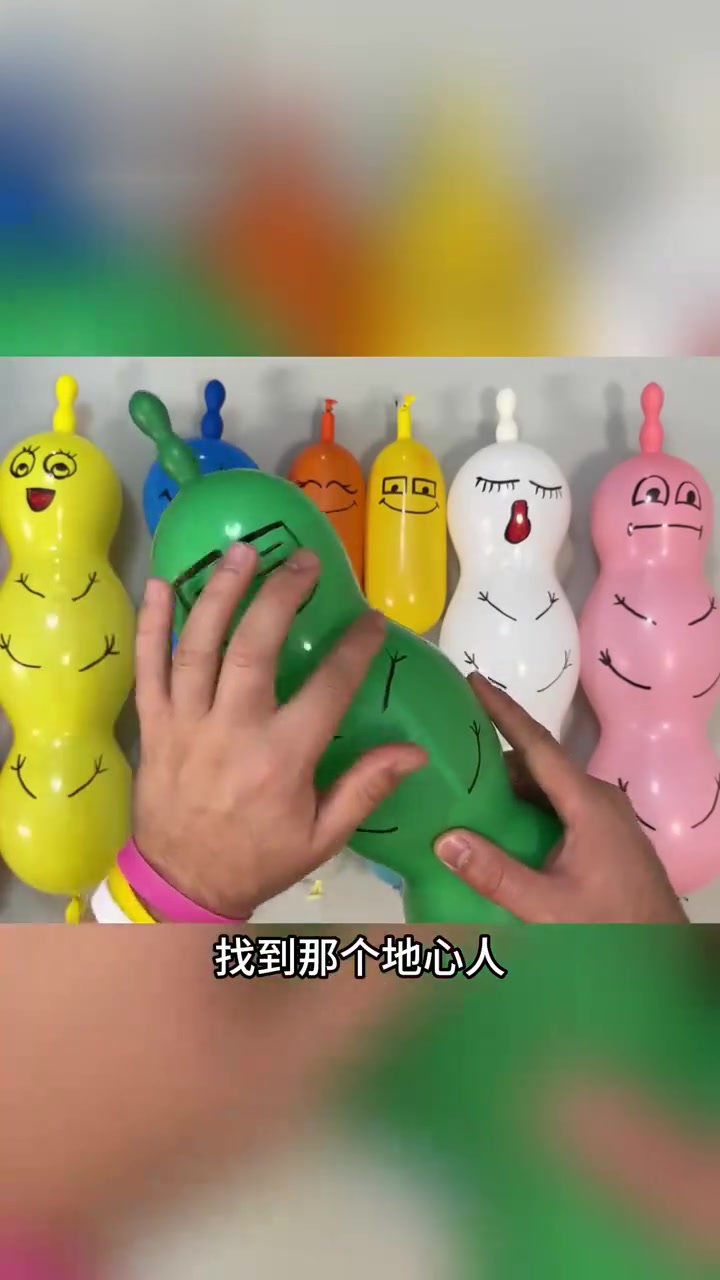 「草莓派」迅速行动,此刻已是第六轮重复。在机舱内,男子情绪高涨,向四周的人大声呼喊