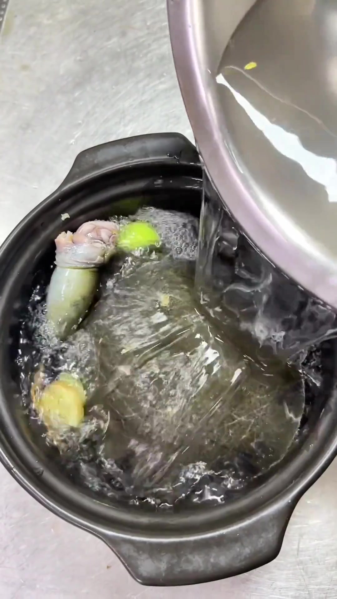 夏天天气炎热汗流的多身体容易虚，炖个甲鱼汤补补