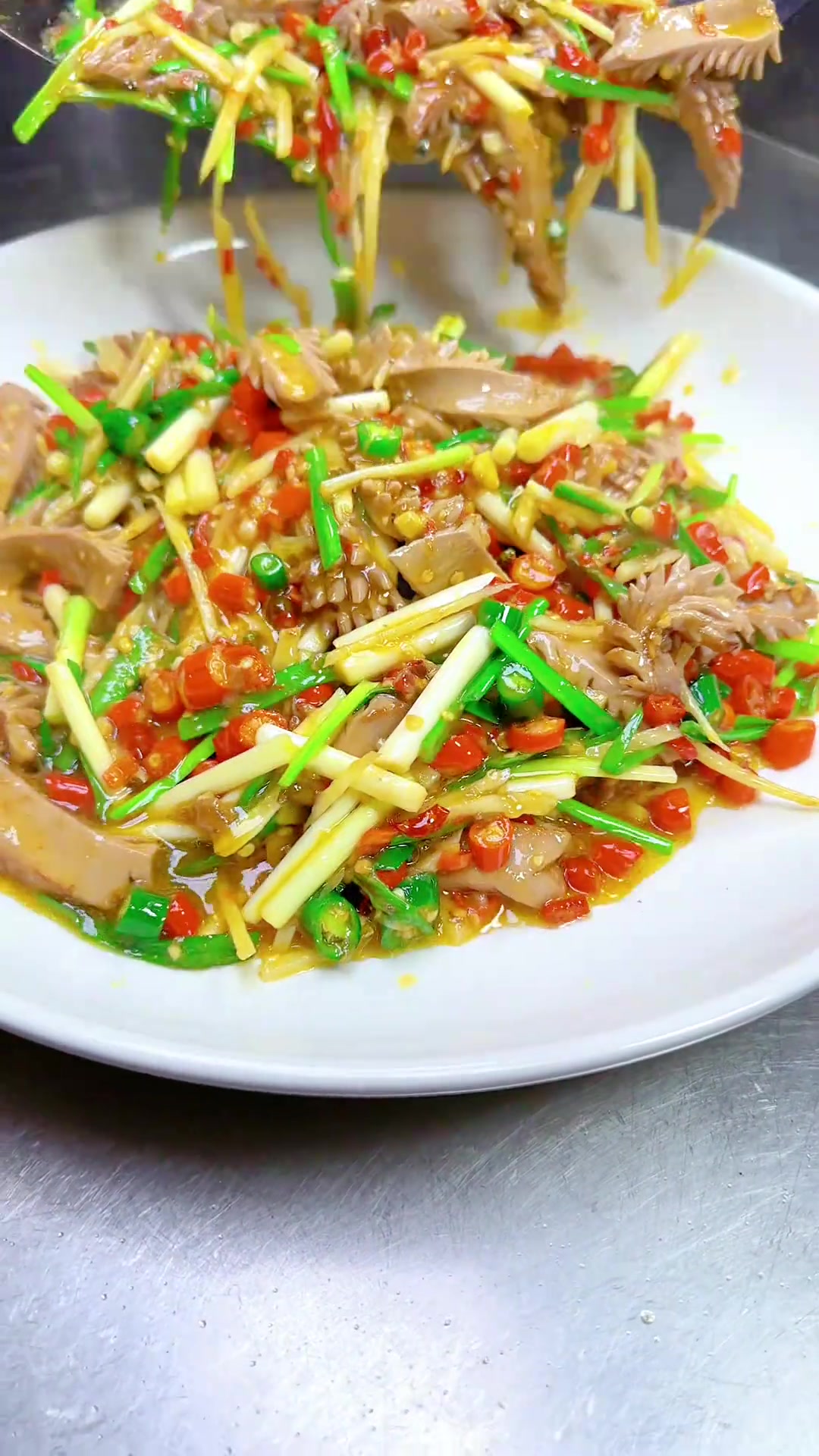 《爆炒腰花》腰花最简单粗暴的做法，一锅成菜，大火爆炒，香香辣辣，下饭又下酒，在家也可以轻松