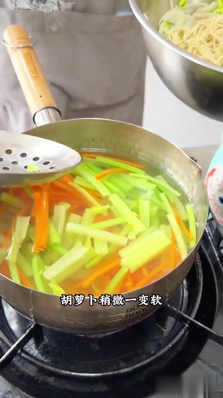 夏日炎炎，来做个简单爽口的凉拌菜