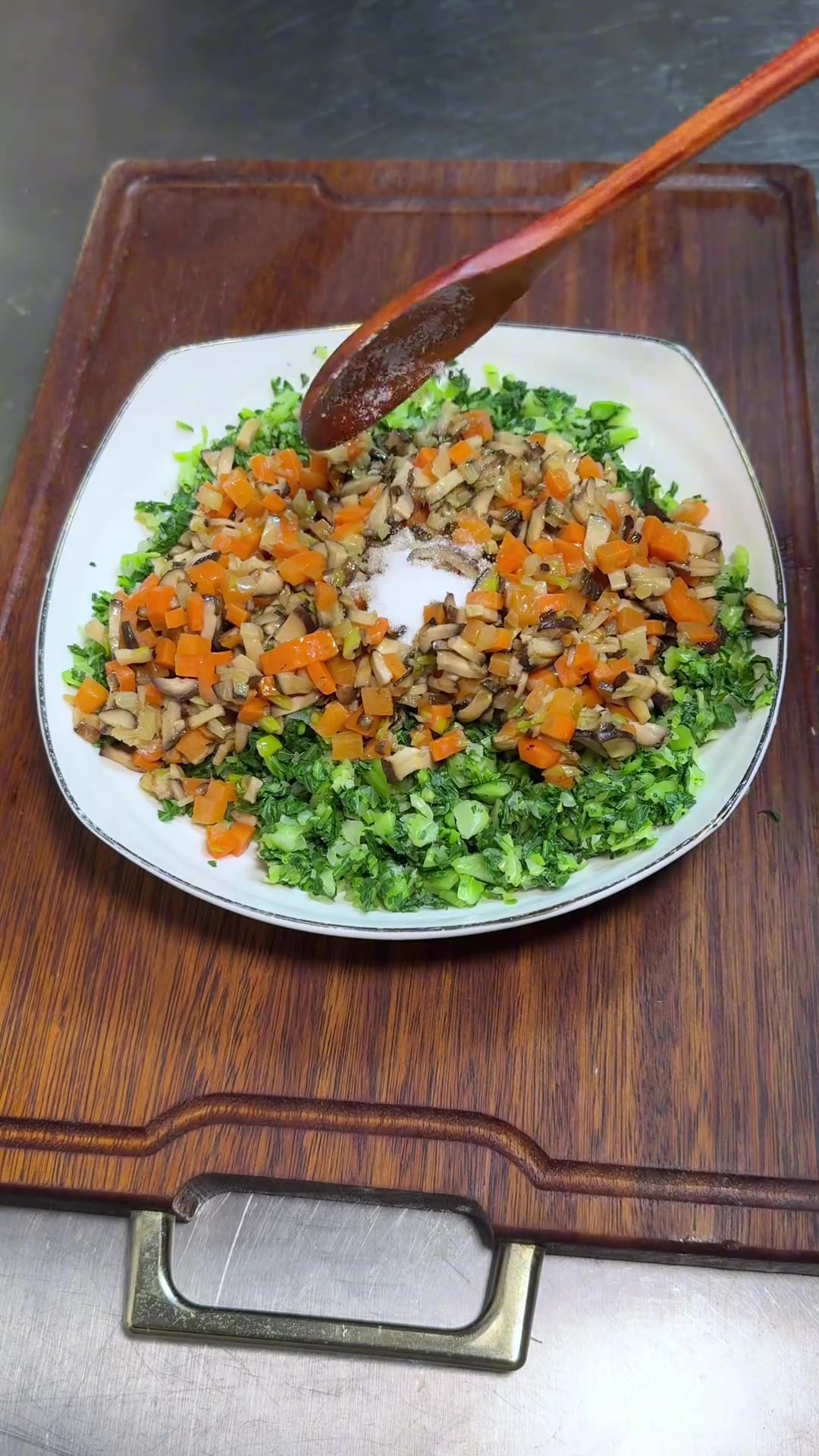 鲜香松软的香菇青菜包