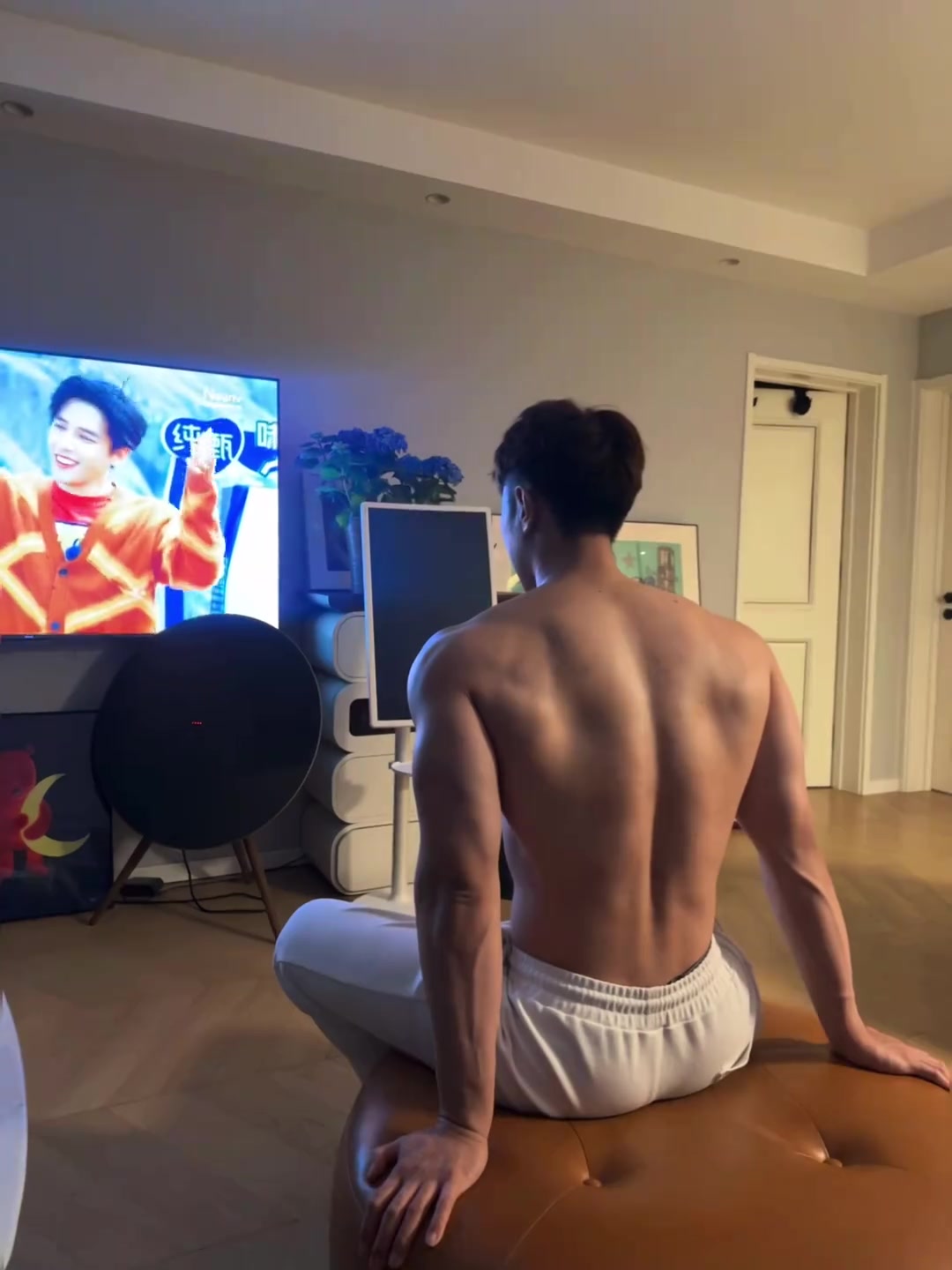 要哭也该在肌肉男怀里哭