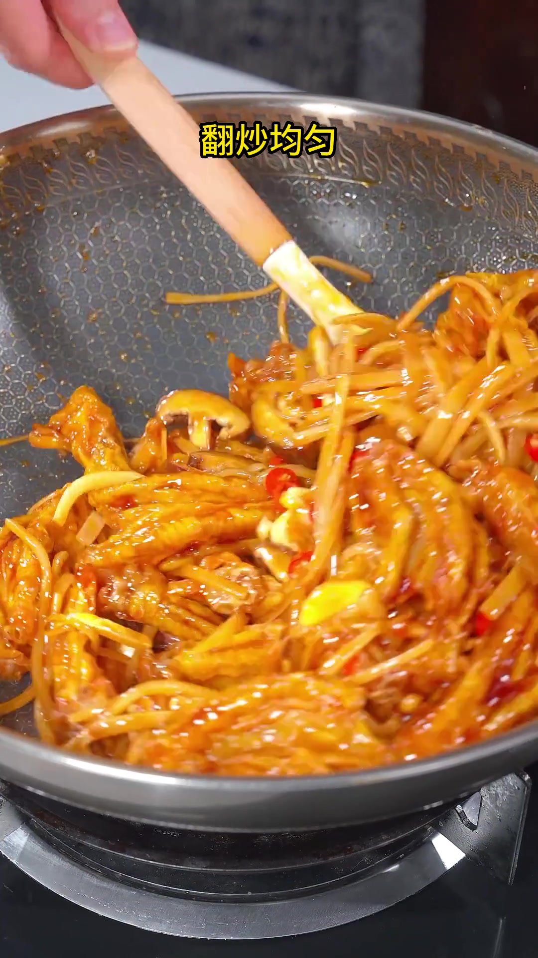 鸭脚这样做软烂脱骨，酸爽开胃，当下酒菜超香