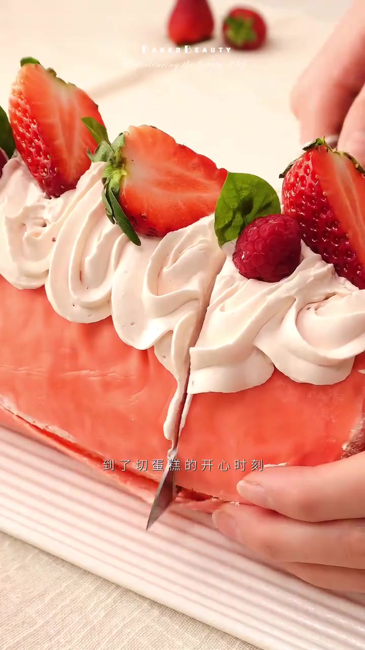 草莓千层卷|被卷进了草莓的童话世界里～并享受着