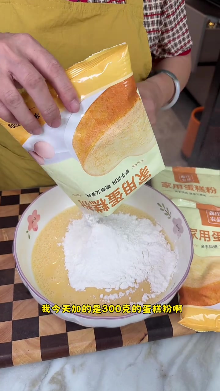 只要一个电饭锅就能做出来蓬松暄软的大蛋糕,做法简单,0失败