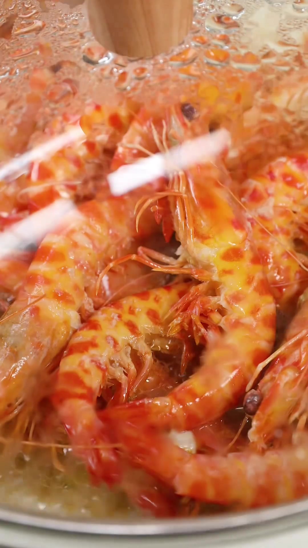 又到了吃斑节虾的季节，给大家分享一个不加一滴水的做法，吃起来鲜嫩脆甜～