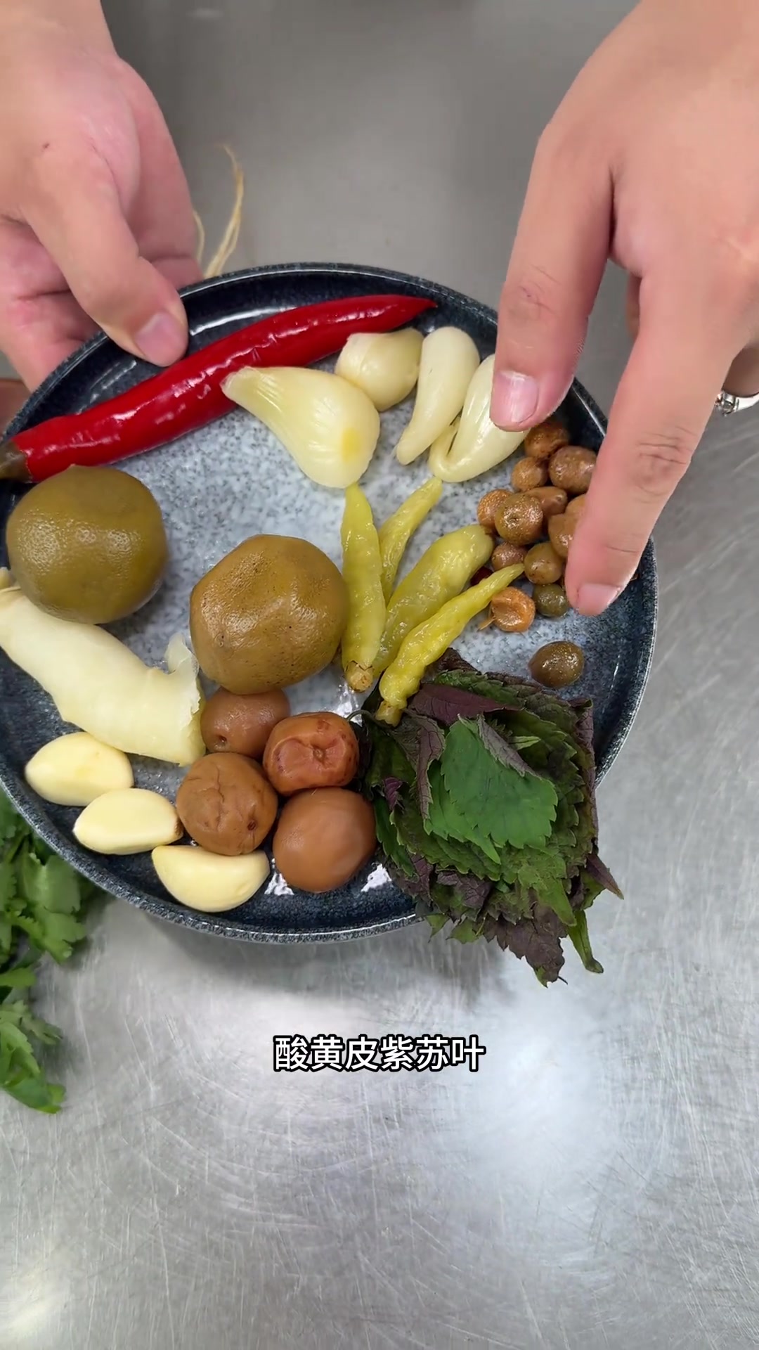 给大家分享一道我们广西的一道特色江湖菜,白切柠檬鸭,这道菜不仅保留了鸭子清香鲜甜的口感,而