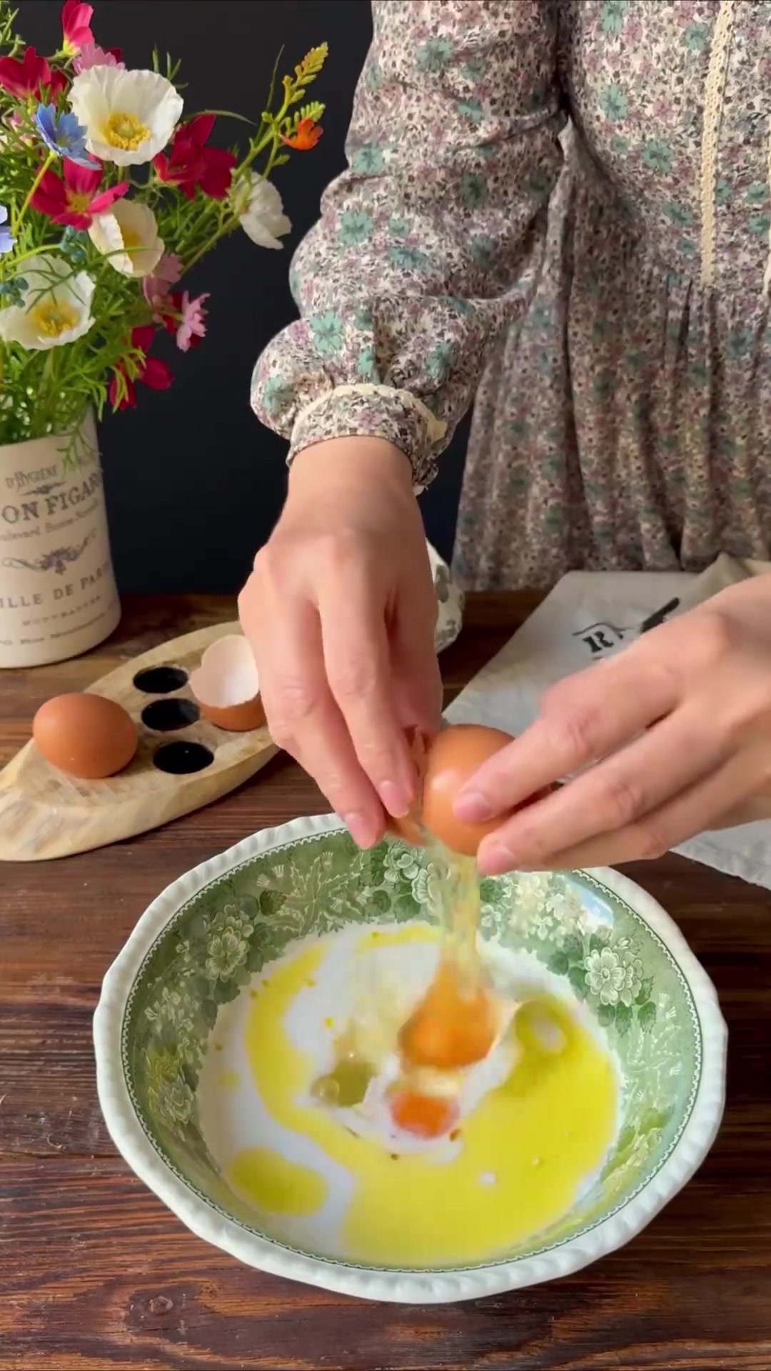 「蔬菜可丽饼」材料:红甜椒香菜鸡蛋3个盐1茶匙植物油2汤匙牛奶1杯(约360克)面粉1杯(