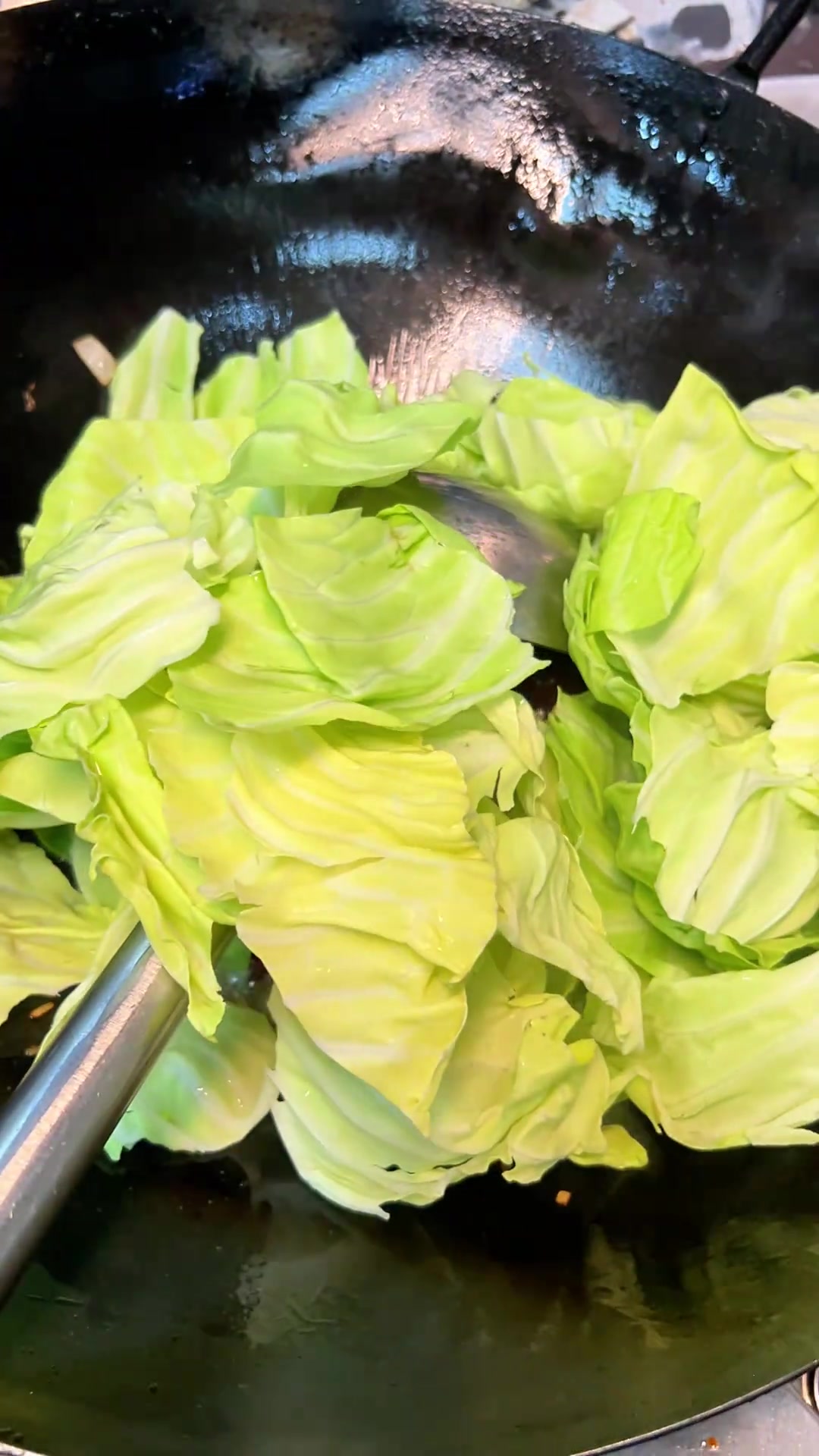今天教给大家一道家常菜,也是本店热卖的一道菜-13秒爆炒大头菜,手撕大片,大火爆炒。升级做
