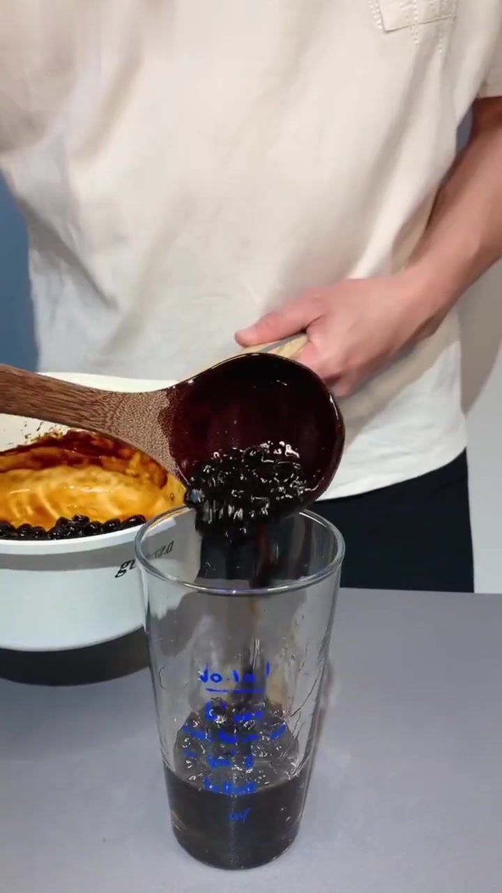 制作焦糖珍珠奶茶