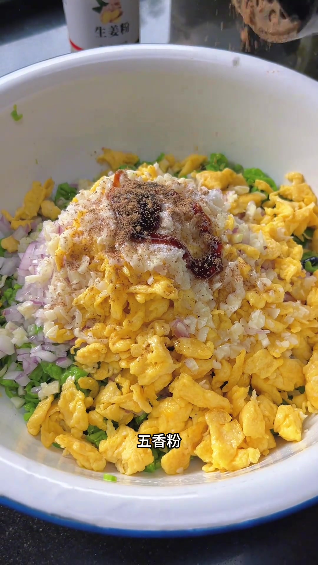 烫面煎饺巨好吃的做法老妈今天做的豆角鸡蛋馅的烫面煎饺，金黄酥脆的底，大大的馅太好吃了