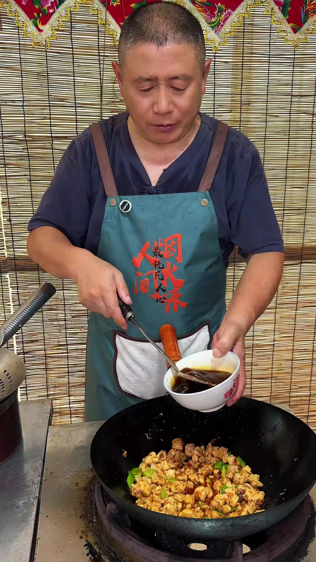 饭店宫保鸡丁人人爱,在家照这方法做超简单